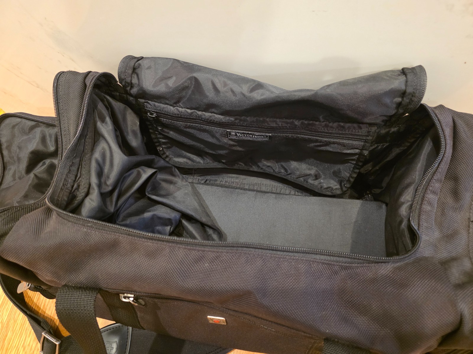 Victorinox Swiss Army NXT Black Canvas Duffle Bag Travel Luggage 20 x 10 x 10
