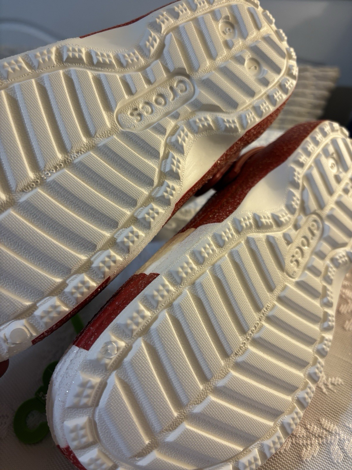 Crocs Classic Lined Holiday Clog White Red Kids J5 New with Tags 209298-119 NWT