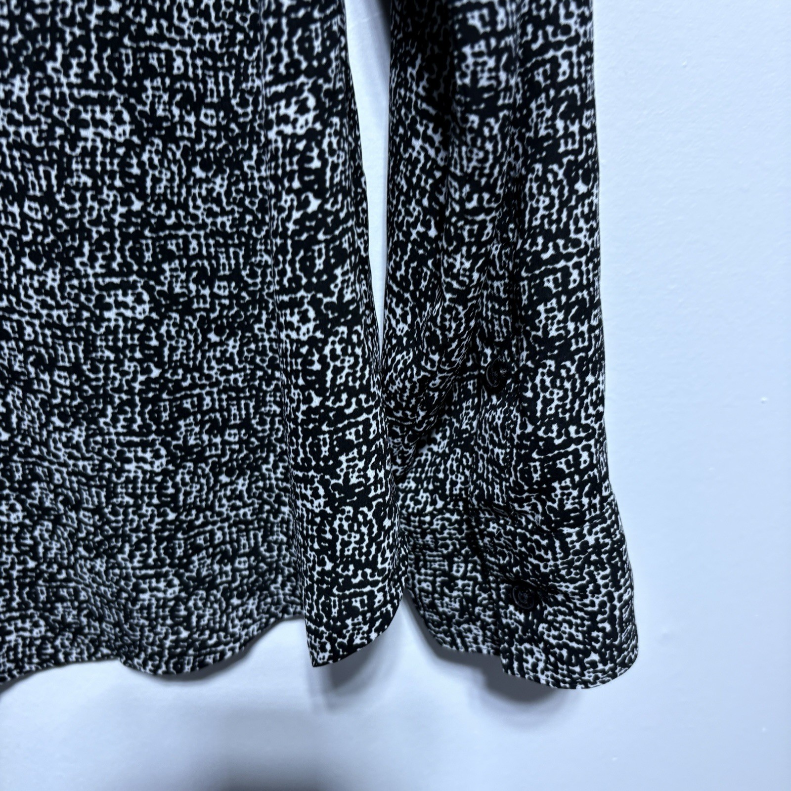 Express Blouse Womens M Black White Print Portofino Roll Tab Sleeve Button Front