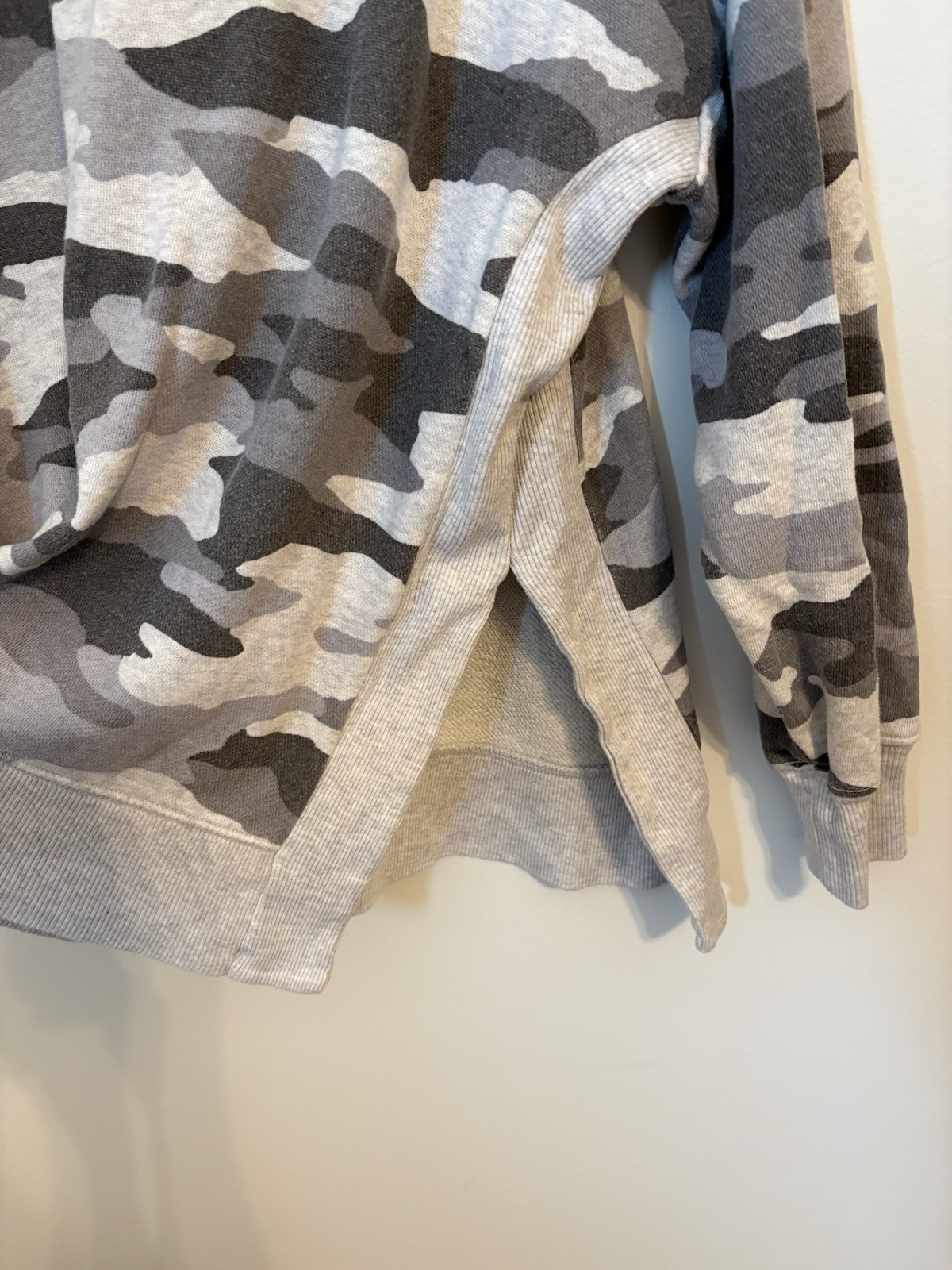 Aerie Women’s Gray Camo Crew Neck Sweater Lightweight Relaxed Fit L