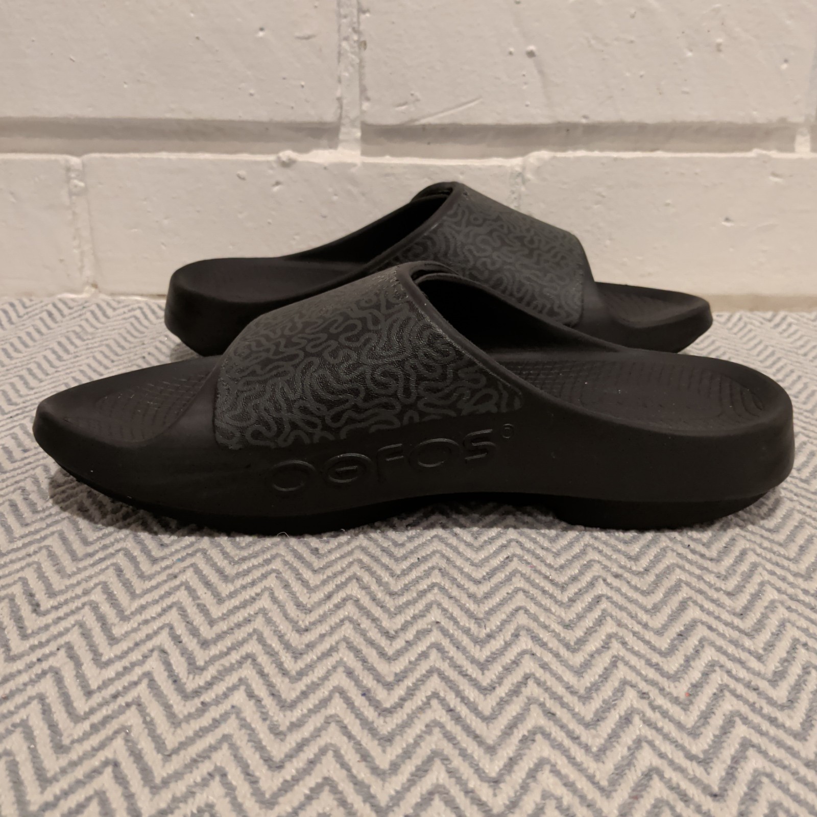 OOFOS OOAHH Sport Flex Limited Unisex Slides Size M 7 / W 9 Black Labyrinth