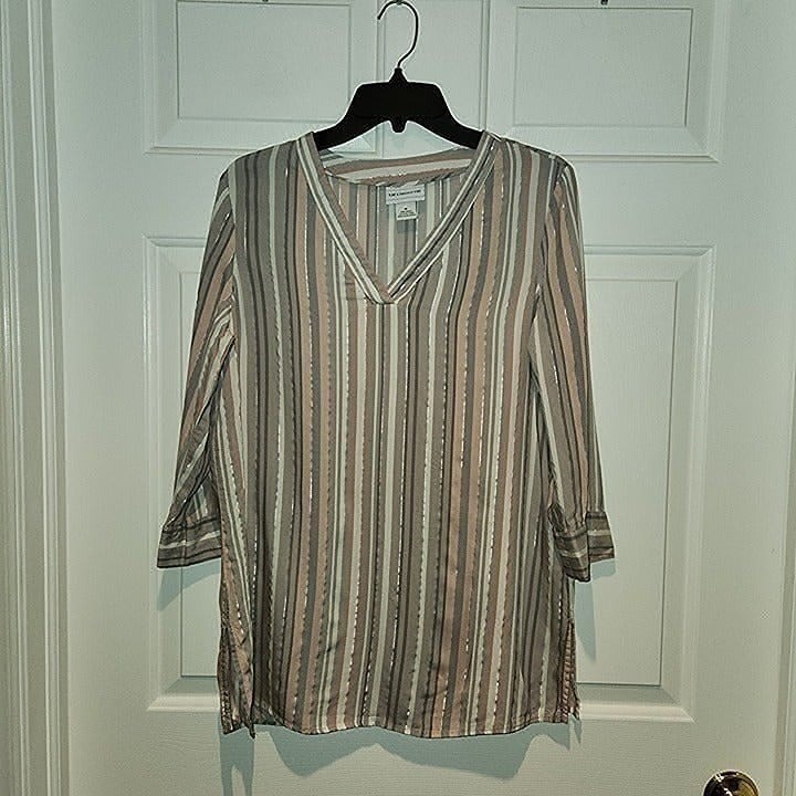 Women’s sz M Liz Claiborne Blouse White Pink Gray Stripe with Silver Threads