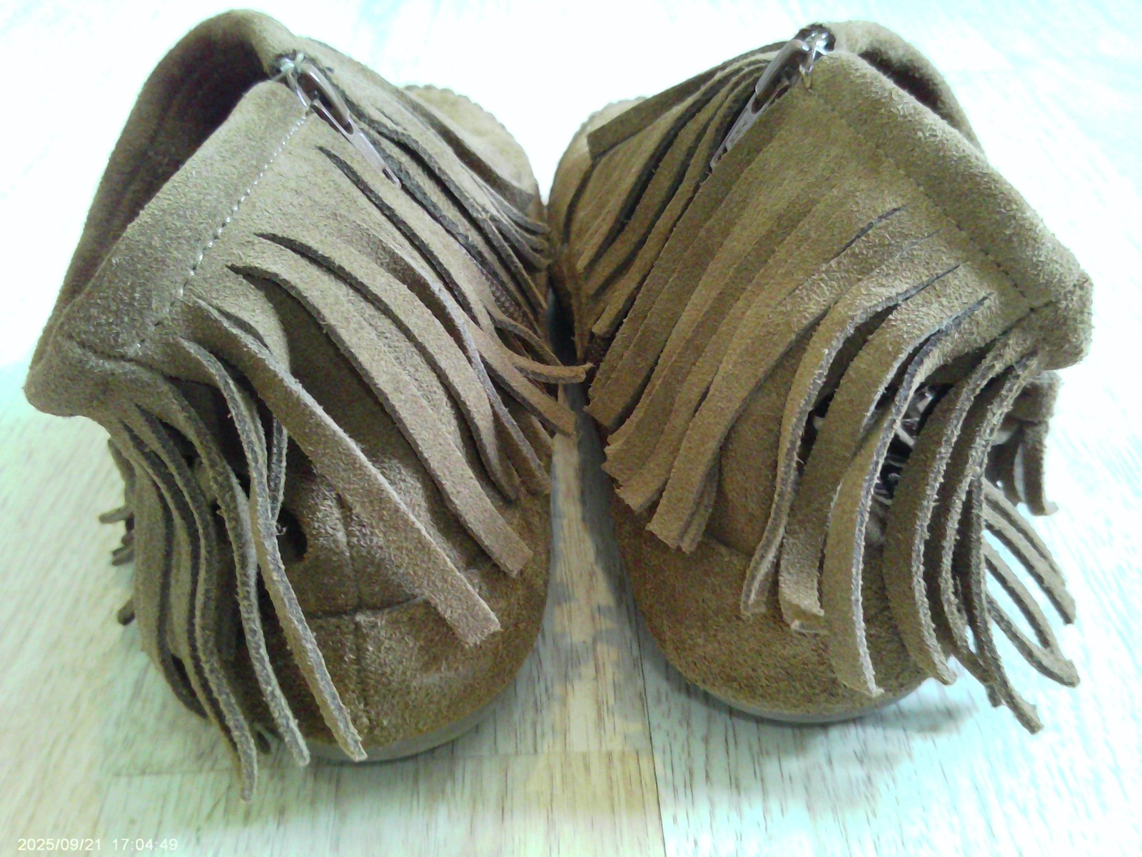 Minnetonka Moccasins Womens 9.5 9 1/2 Suede Fringe Beads Boho Shoes Slippers