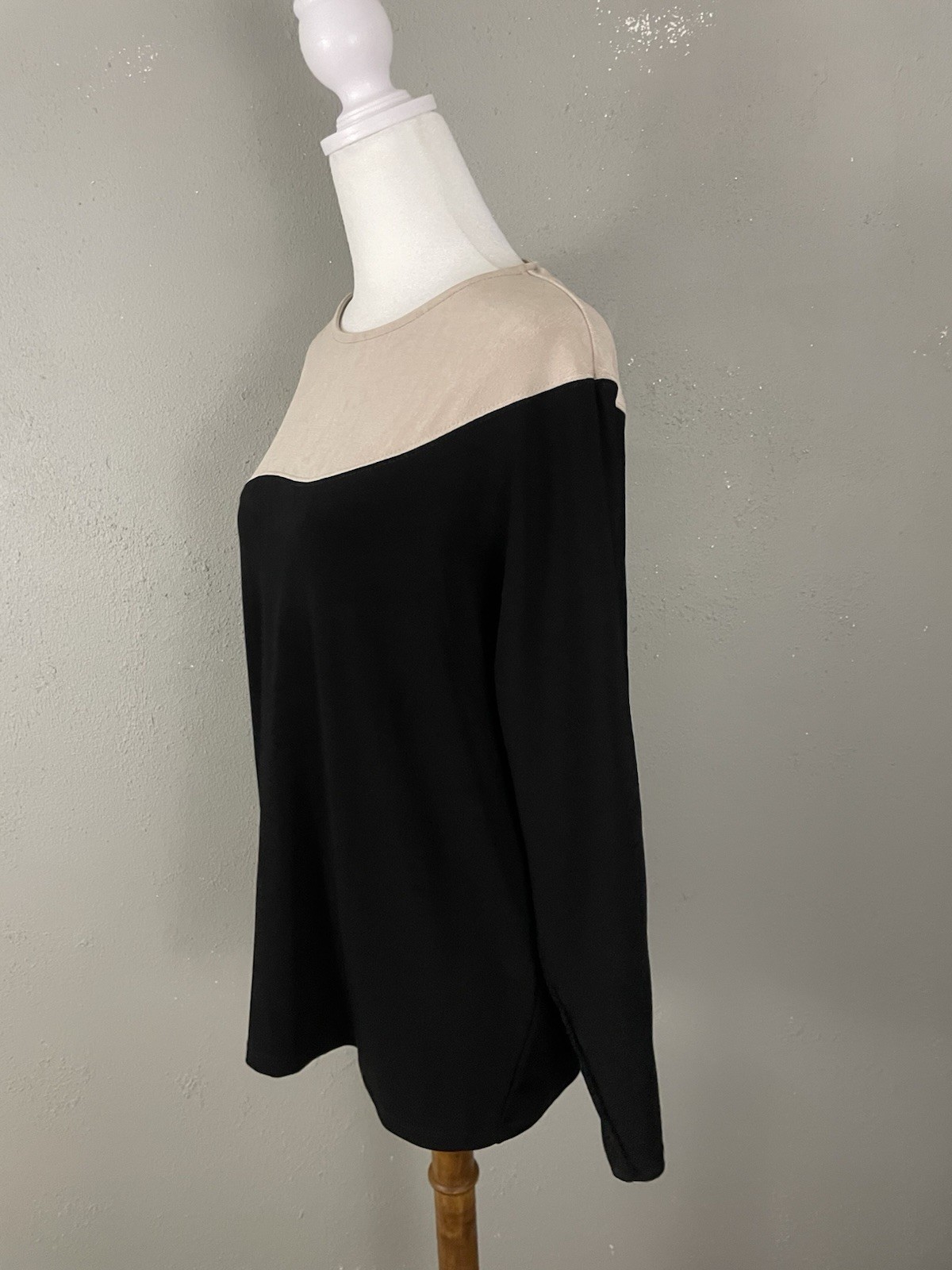 Chicos Travelers Slinky Knit Top Size 1 Medium Black Beige Art to Wear Blouse