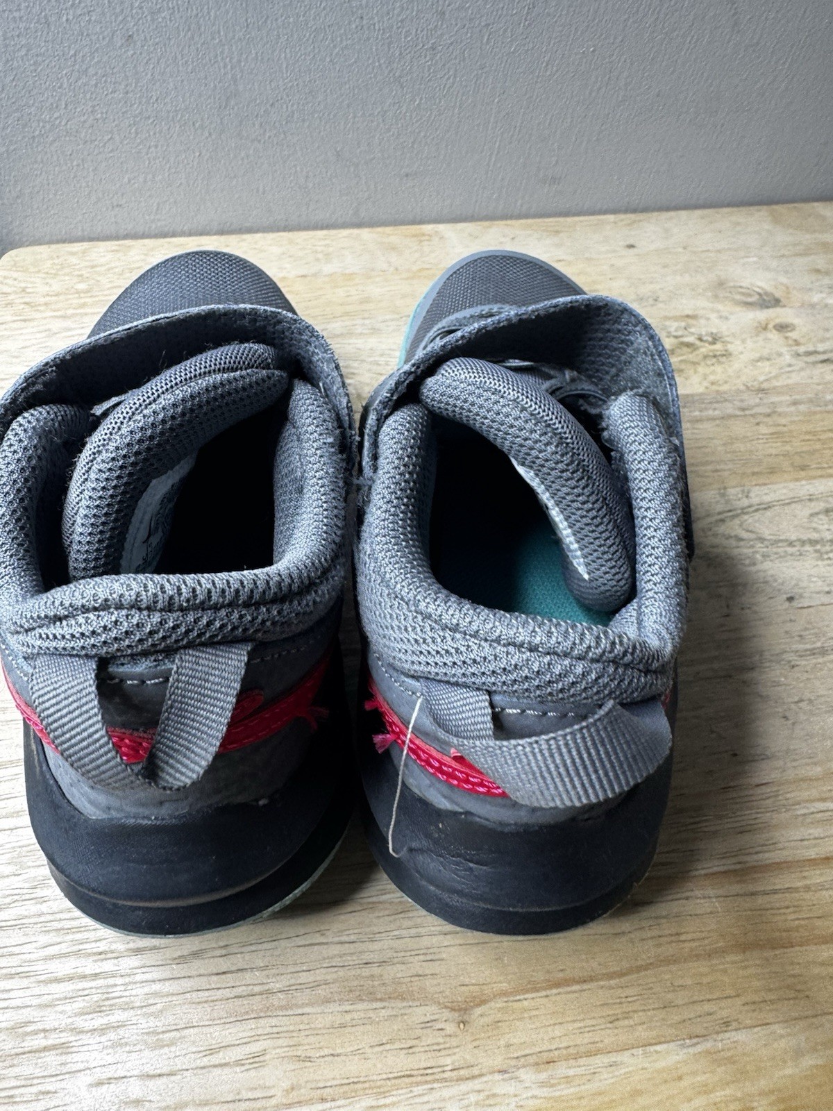 NIKE TEAM HUSTLE 13C CW6736 008 smoke grey/siren red