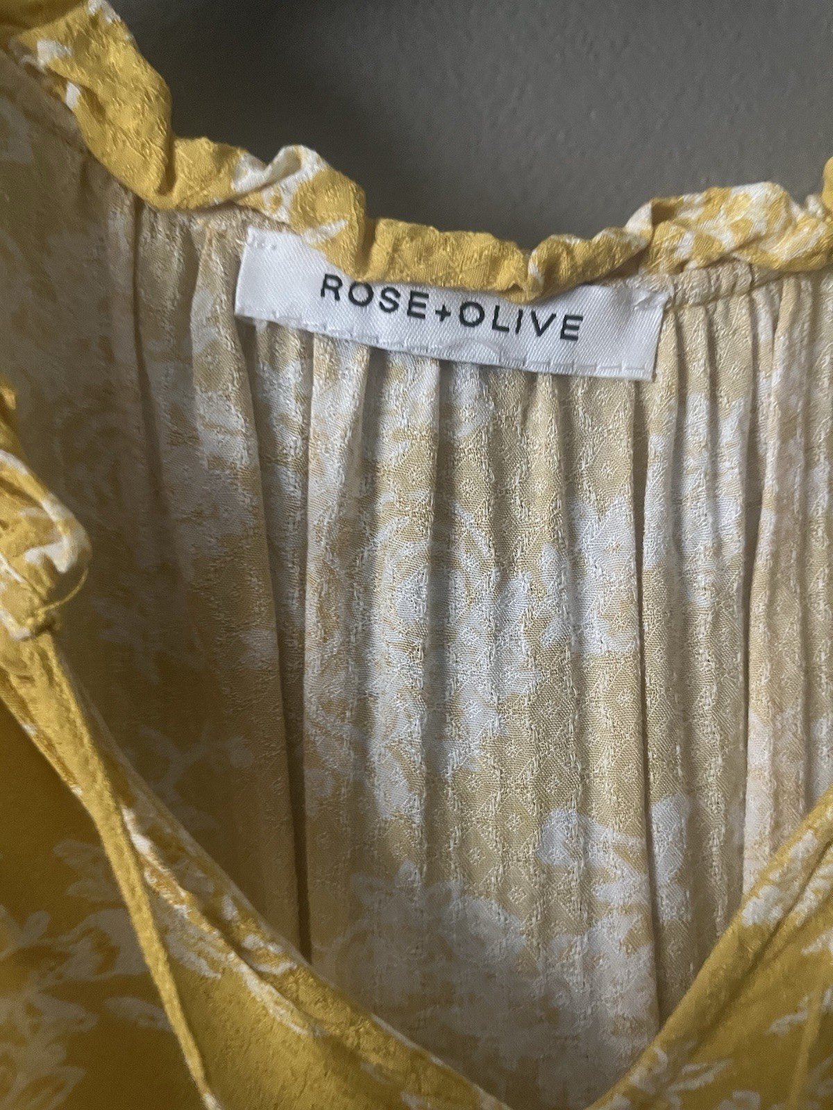 ROSE + OLIVE Yellow/White Floral V-Neck Flutter Sleeve Blouse S Ruffle Tassel