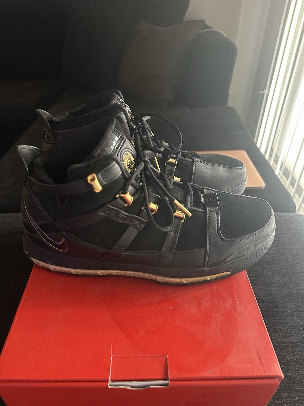 Nike Zoom LeBron 3 QS Black/Metallic Gold Mid Top Basketball AO2434-001