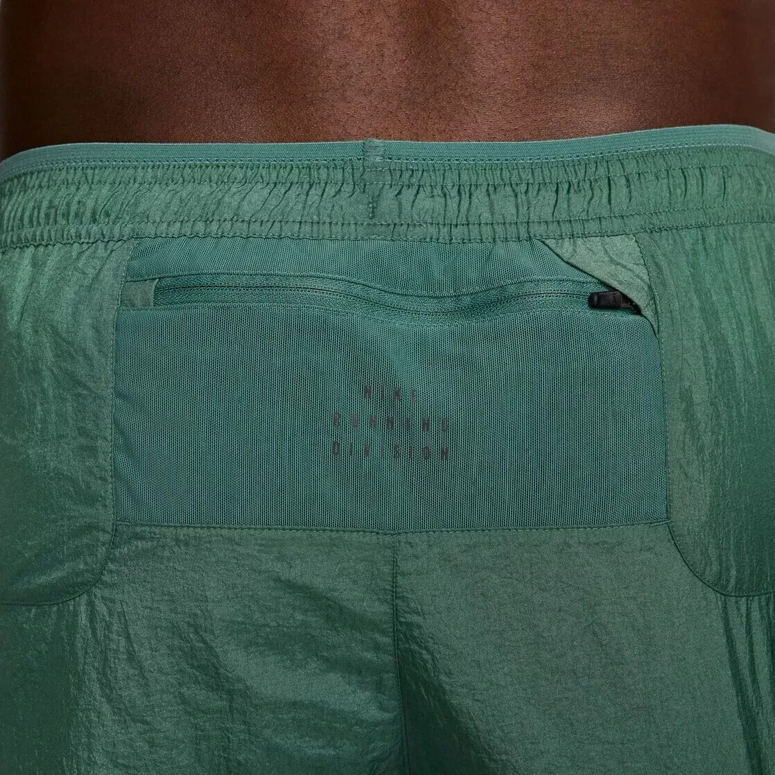 NEW MENS SIZE M NIKE STRIDE RUNNING DIVISION 5″ SHORTS 2-in-1 GREEN FN3391 361