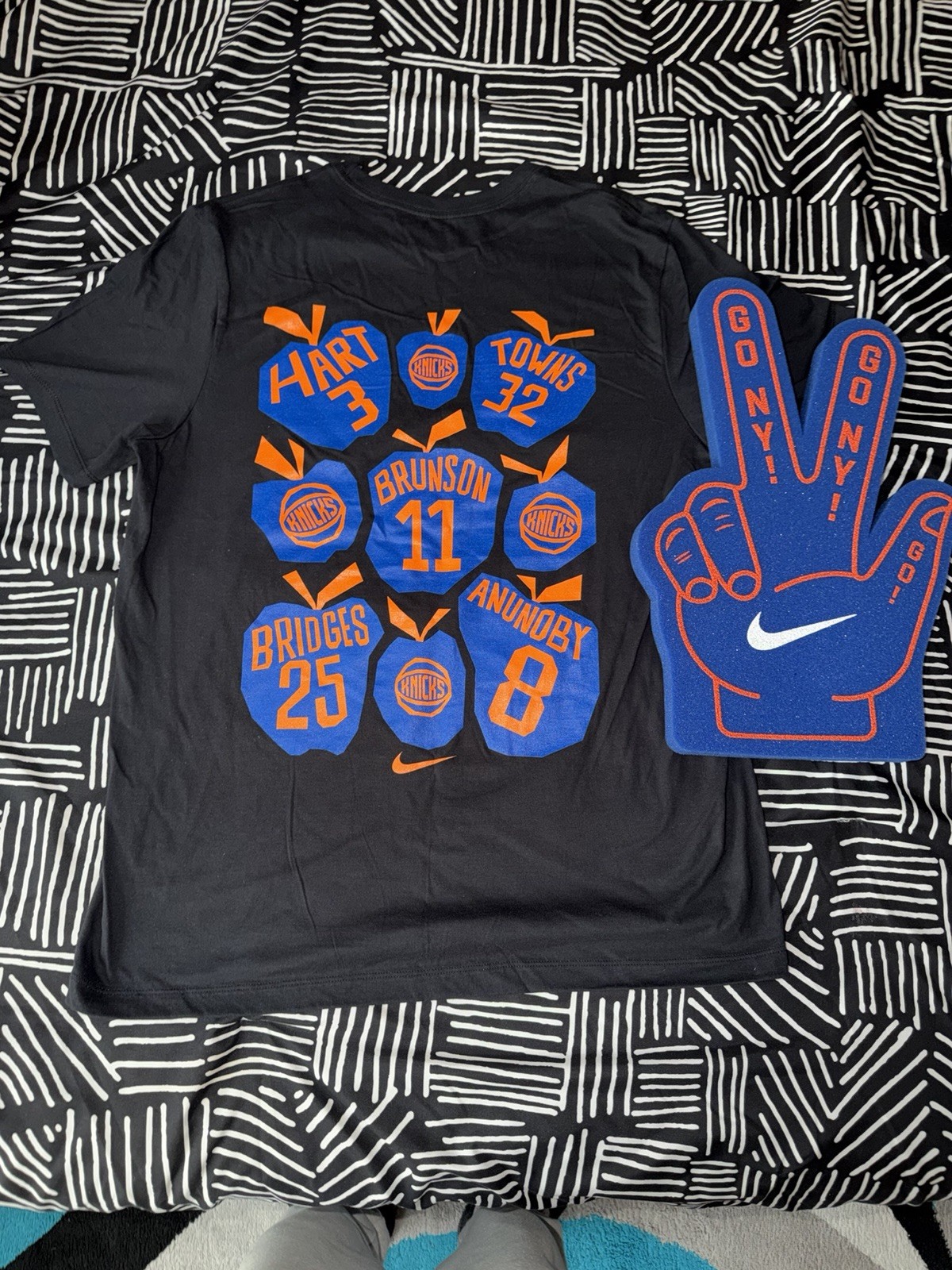 New York Knicks Limited Edition Tshirt Size Large With Foam Finger