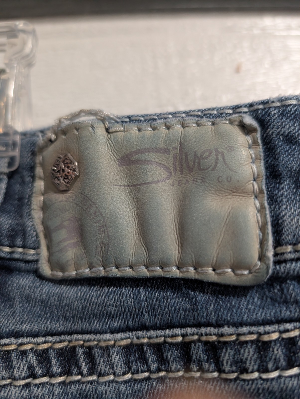 Silver Jeans Co Suki Mid Capri Jeans W34 Studded Distressed Pocket Stretch Blue