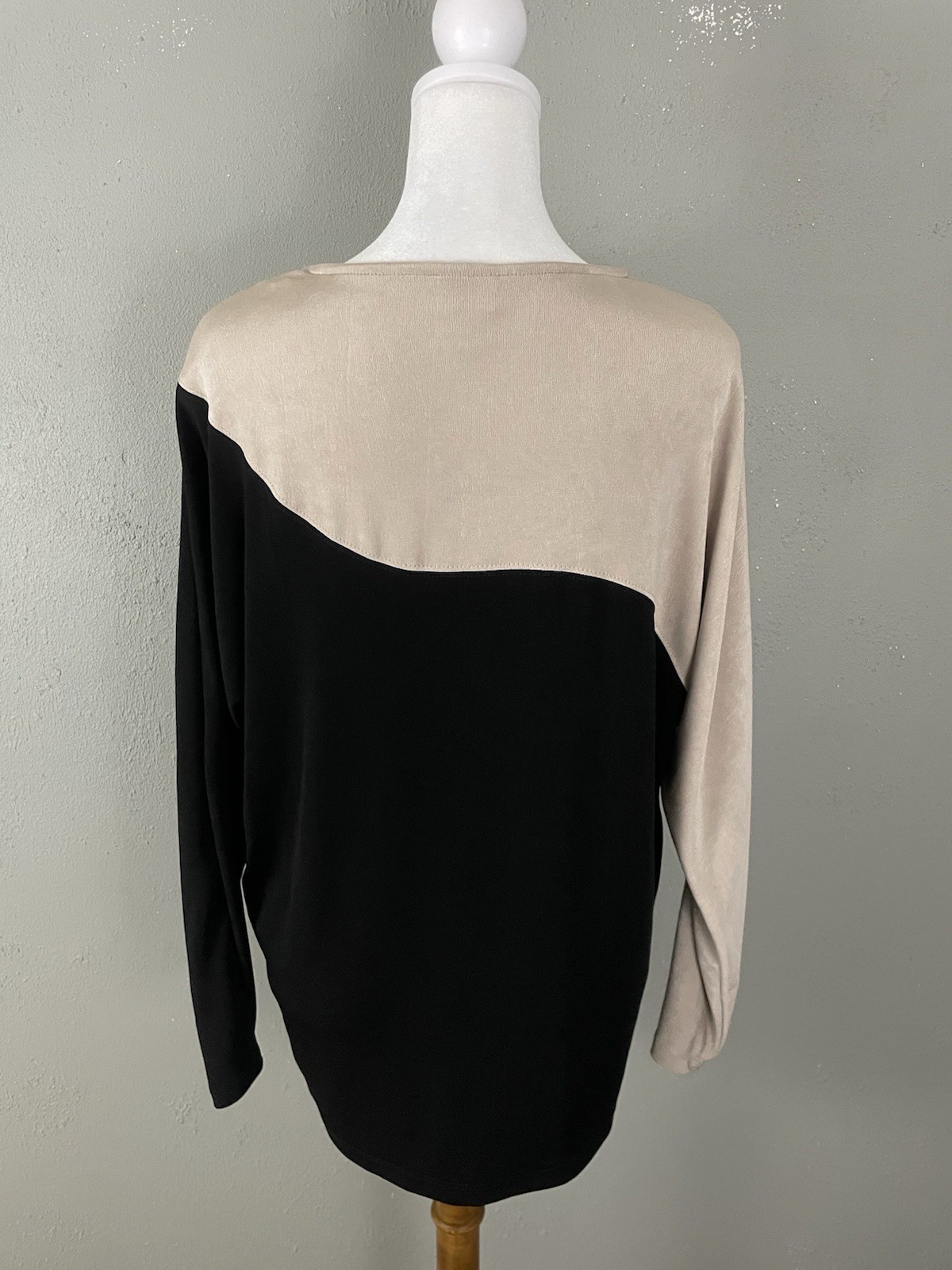 Chicos Travelers Slinky Knit Top Size 1 Medium Black Beige Art to Wear Blouse