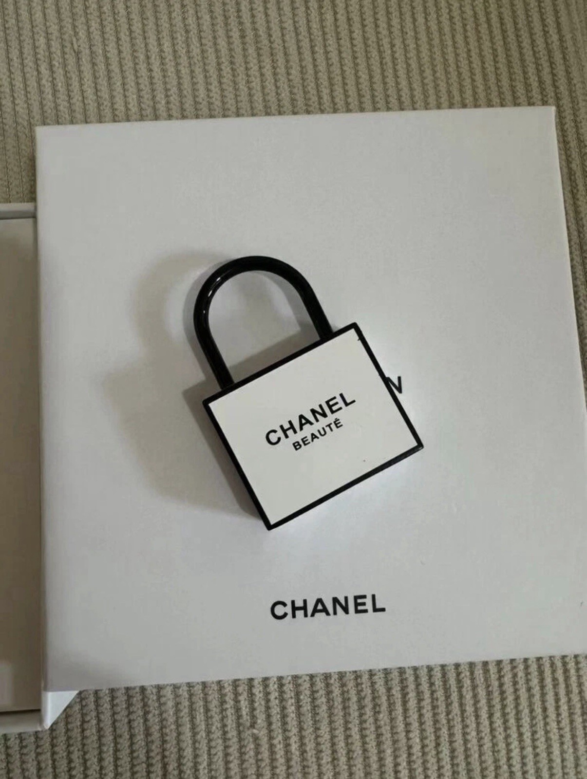 CHANEL BEAUTE La Collection 2-Pc Pad lock & Key Set Novelty GWP Black/White