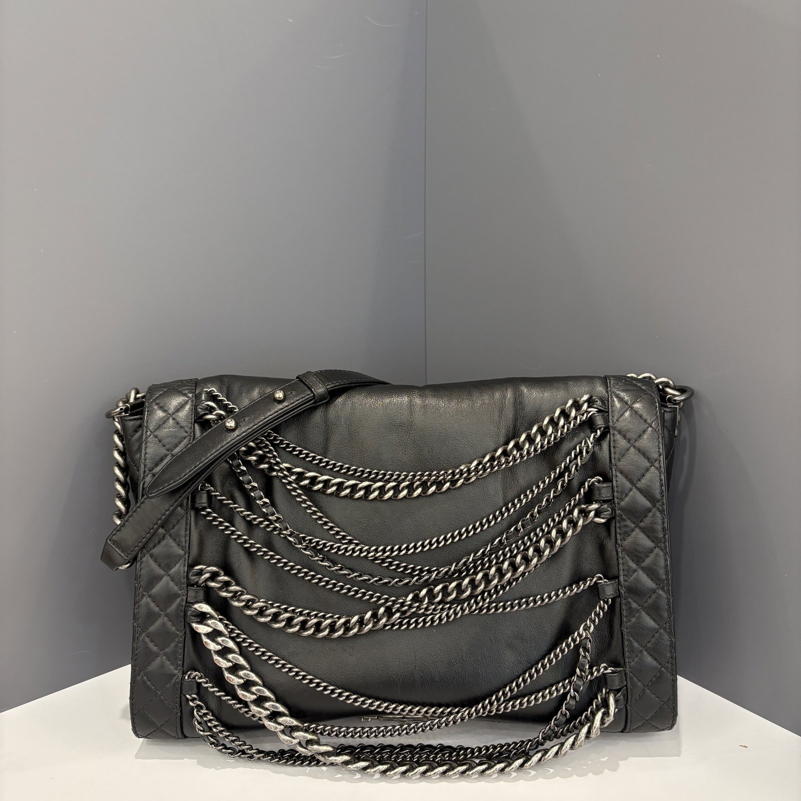 Chanel Enchained Boy Flap Black Calfskin (hs021026a2)