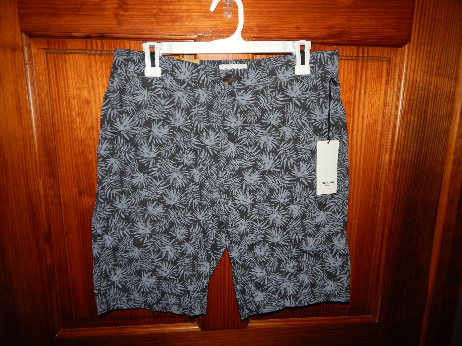 GOODFELLOW & CO. RAILROAD GREY SHORTS, SIZE 32 , INSEAM 9 IN.,LENGTH 19 IN., NWT