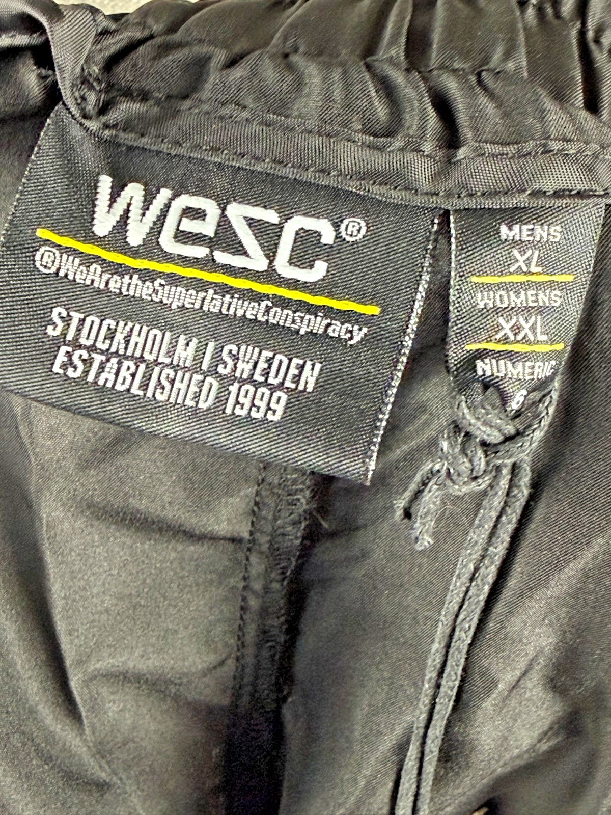 Size XL (Women’s XXL) – WESC Nylon Cargo Wind Shorts Black Lightweight NWT