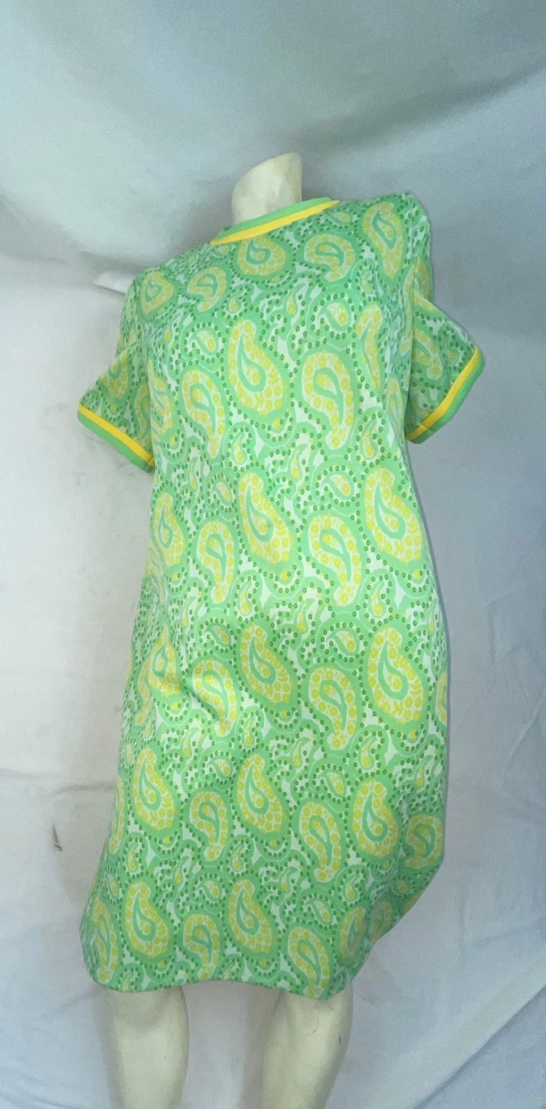 VTG 60S 70S WOMENS POLYESTER PAISLEY GREEN WHITE YELLOW SCOOTER DISCO GOGO DRESS