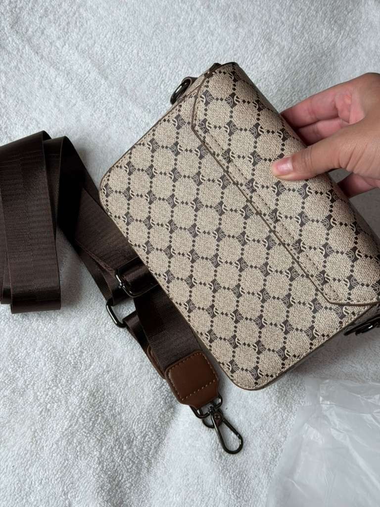 Stylish men’s crossbody bag featuring a fine texture and attractive design