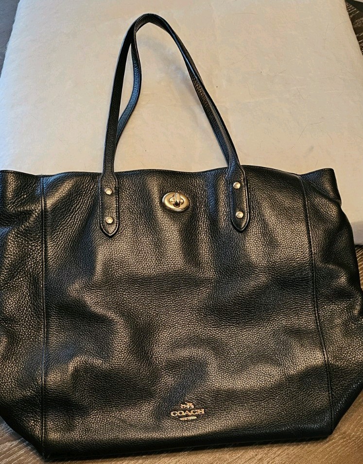 Coach Black Pebbled Tote Bag Turn Lock Zip Top Gold Hardware Lined Pockets