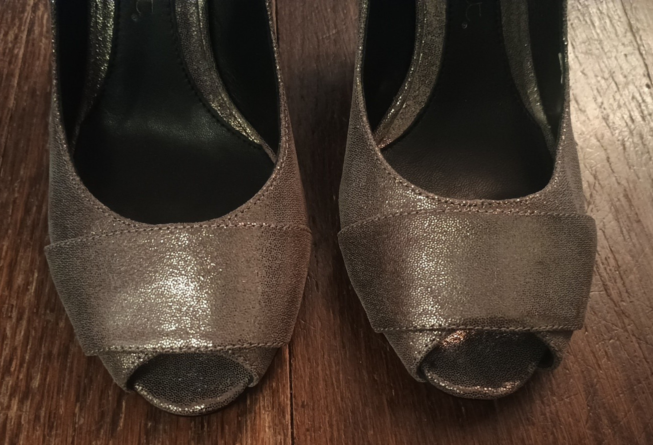 Jessica Bennett Curved in WEDGE 3.5″ Heels Peep Toe Metallic Pump Retro SEXY 7.5