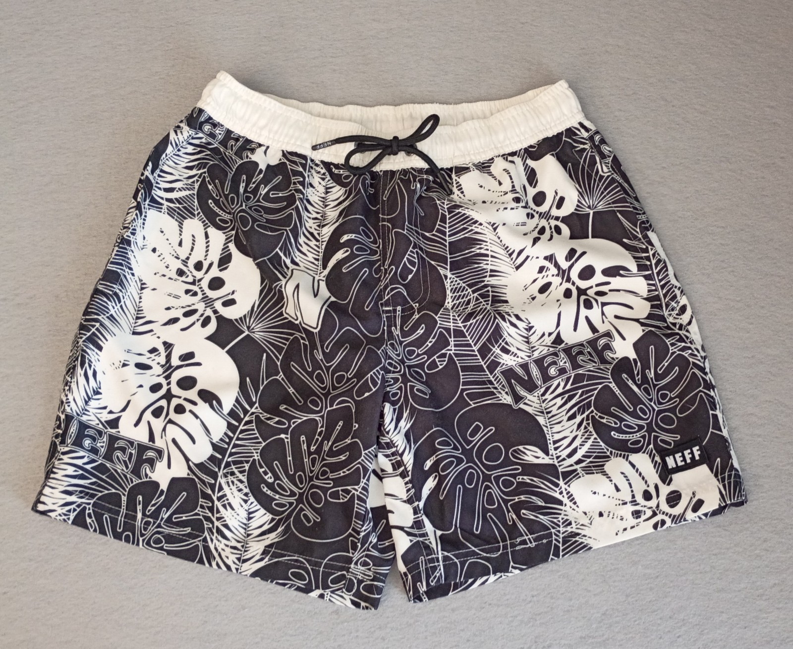 Neff UnLined Draw String Tropical Board Shorts Men Size Small Black/White