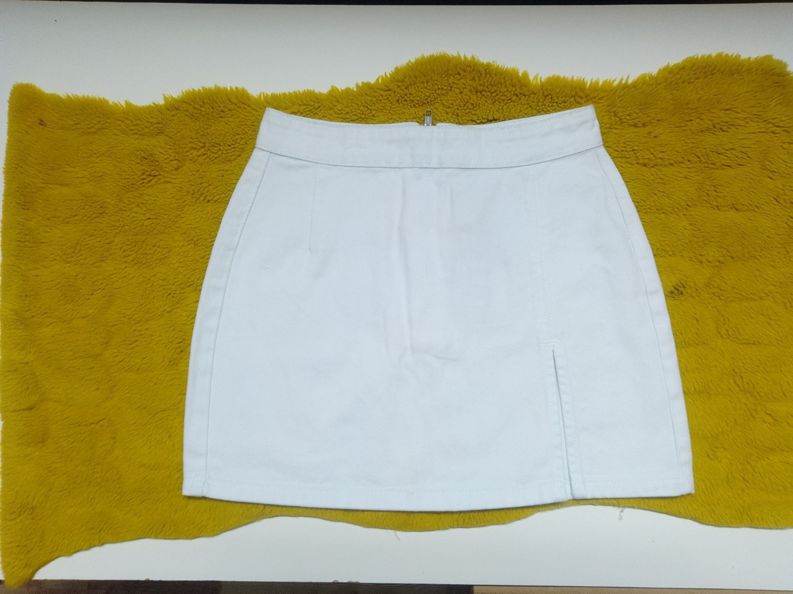 LIONESS shorts white skirt featuring a front slit design size small