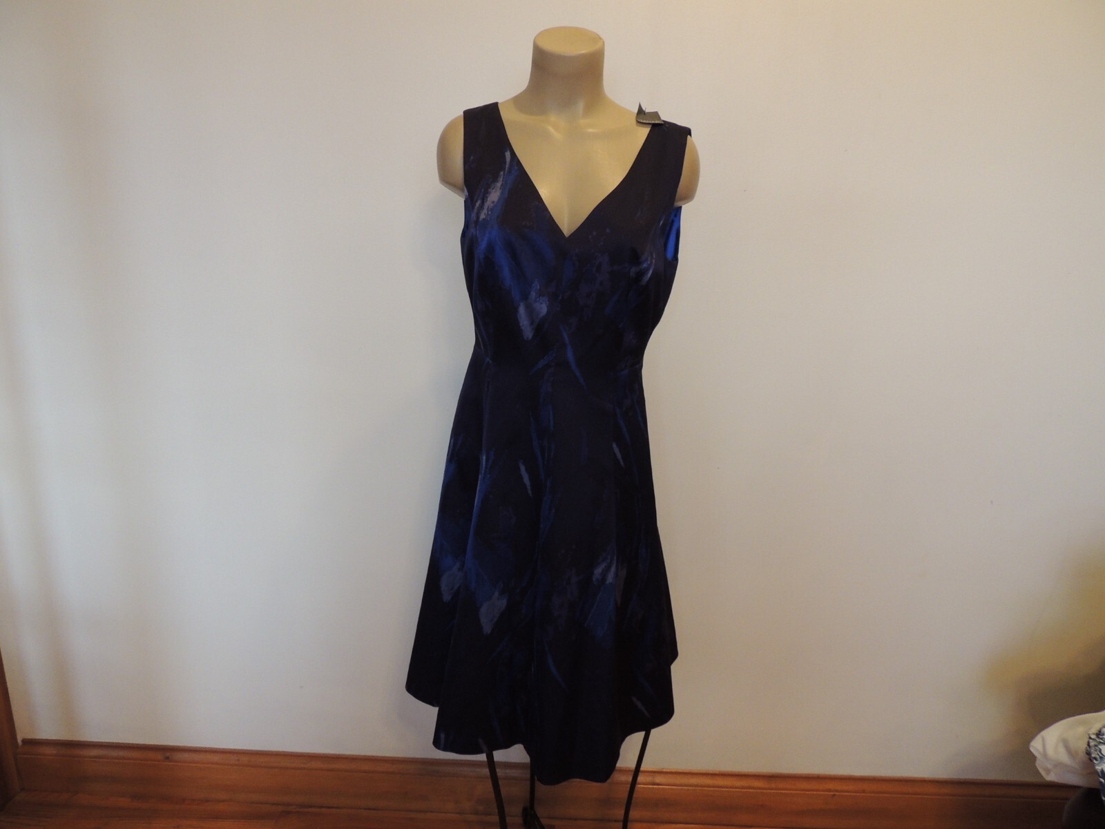 New Tahari size 10 shades of blue fit n flare sleeveless dress Spring & Summer