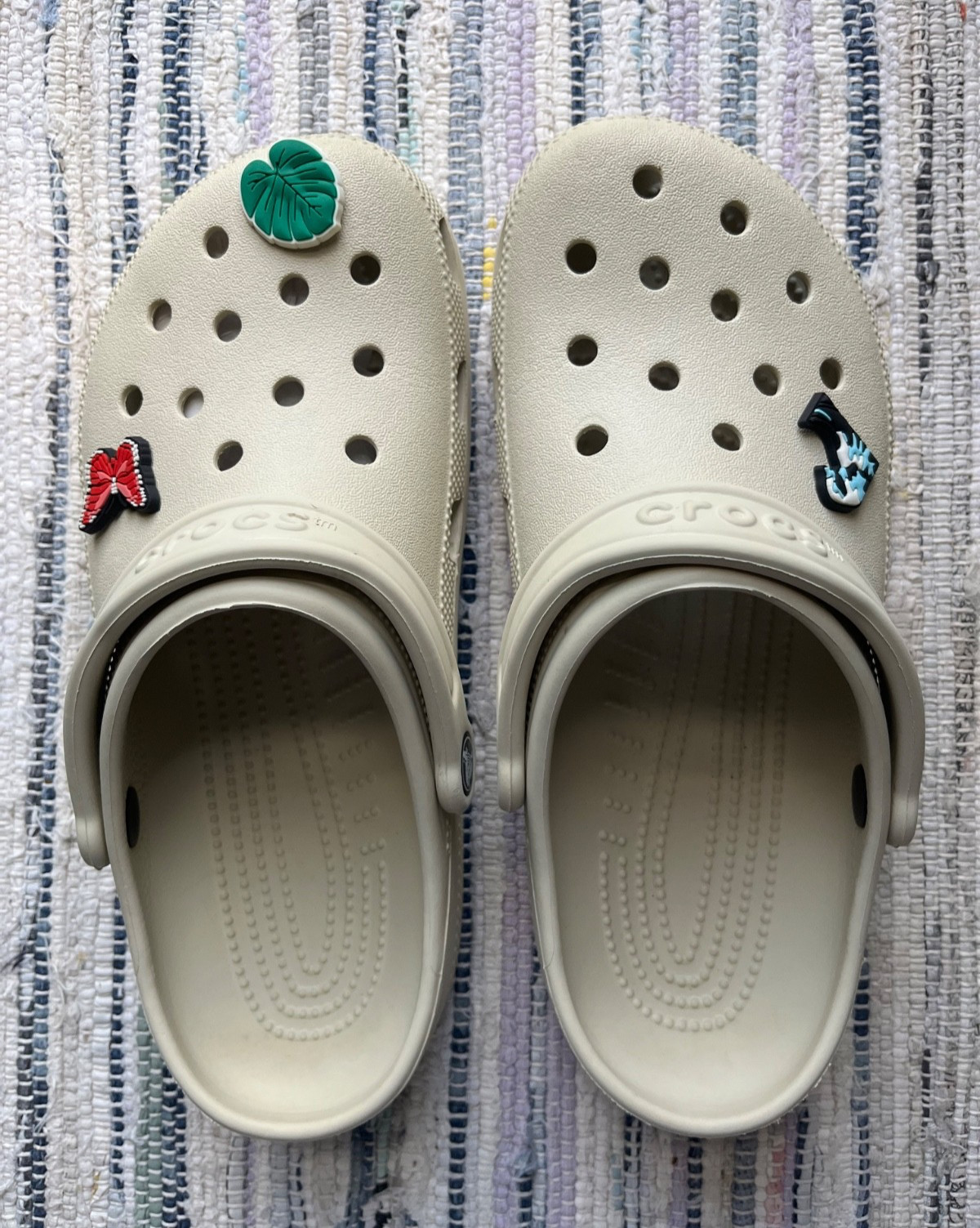 CROCS Clogs Slip on Cream w/Removable Charms: Butterfly, Leaf, Wave VGUC W9 M 7