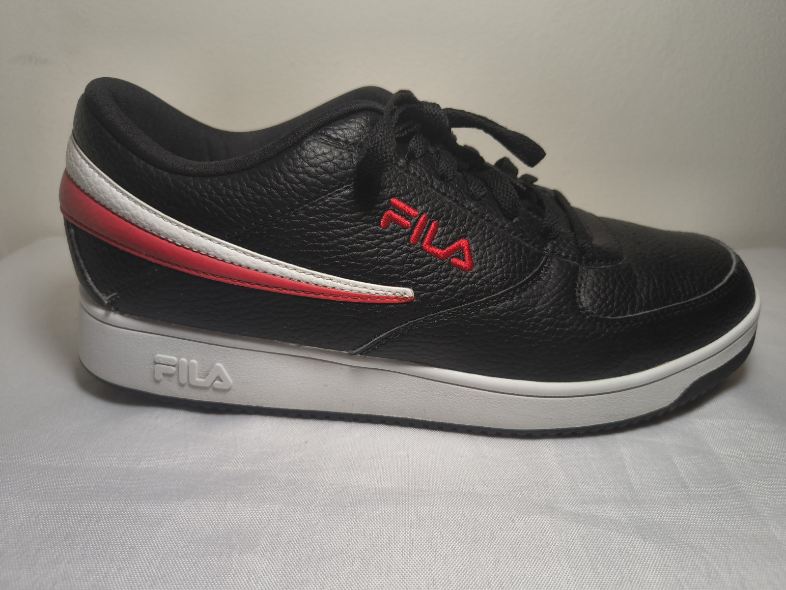 Fila A-Low Top Black Red White Sneakers Size 11.5 Men’s Basketball Shoes (Used)