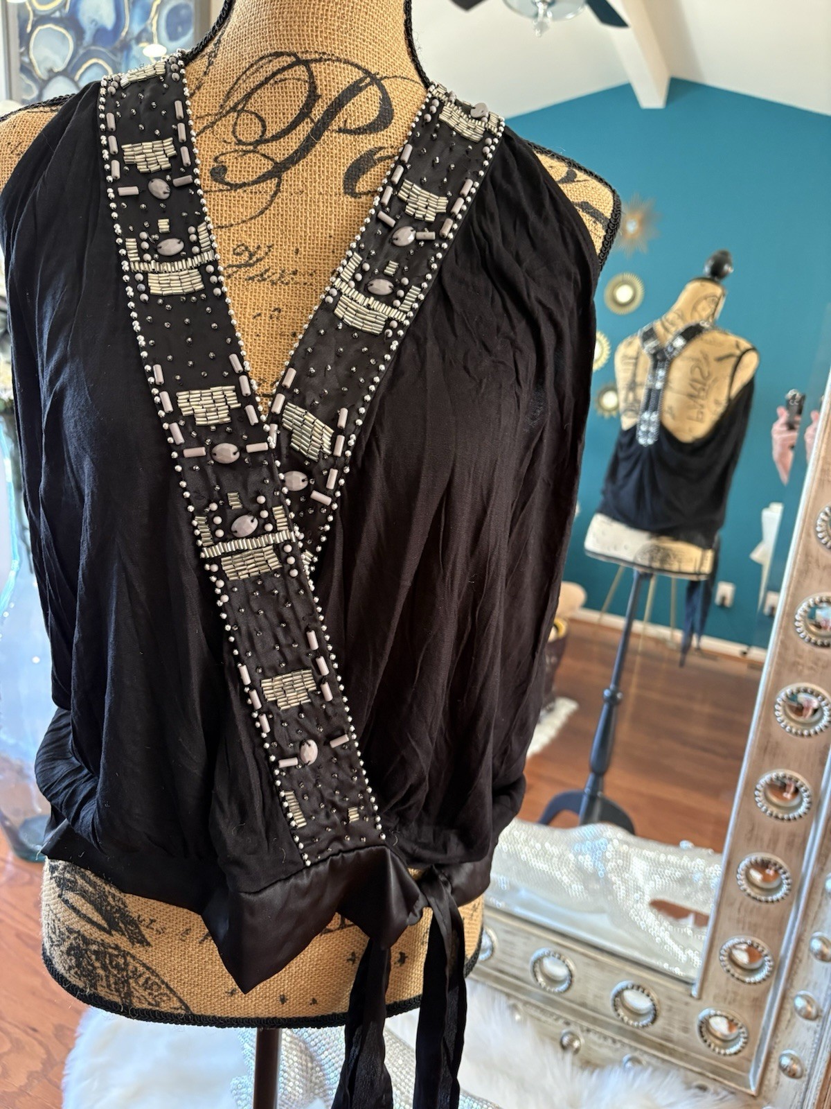Day Trip Label Women’s Size Extra Large, Black Plunging Neck Line W/sequence ￼￼