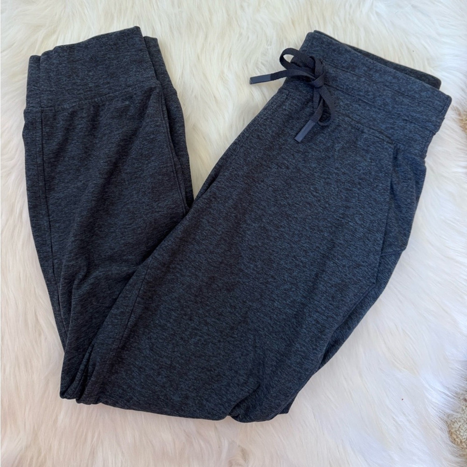 Lululemon size 4 Ready to Rulu Jogger Crop in Heathered True Navy/Black