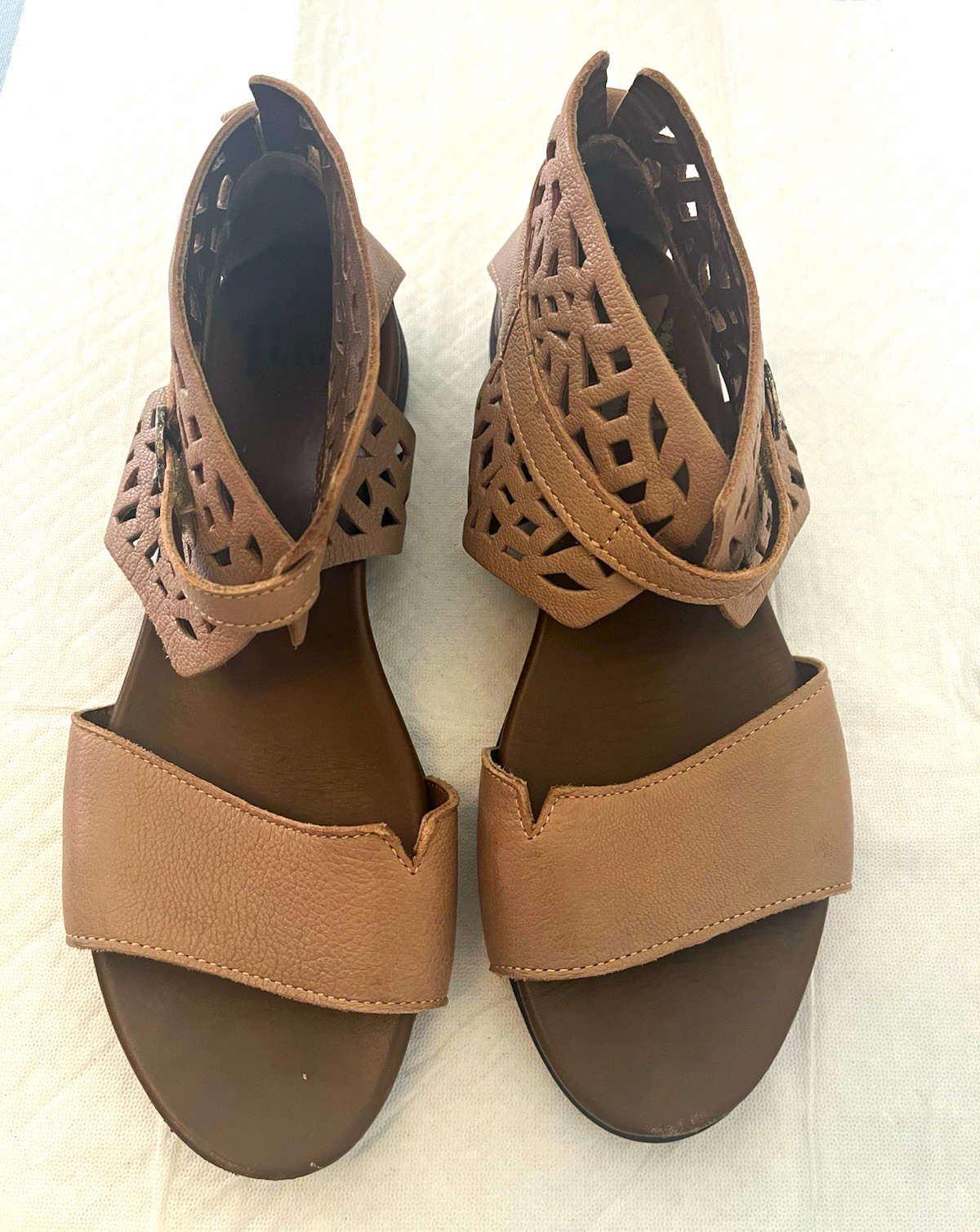 Think! Women’s Brown Strappy Cut-Out Buckle Flat Sandals US 8