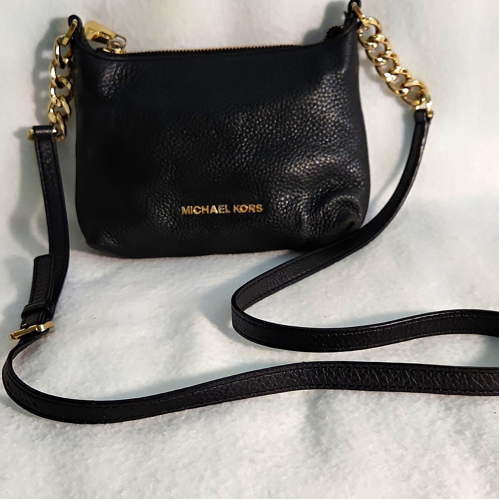 Michael Kors Black Pebbled Crossbody Bag Zip Gold Hardware Chain Strap Logo
