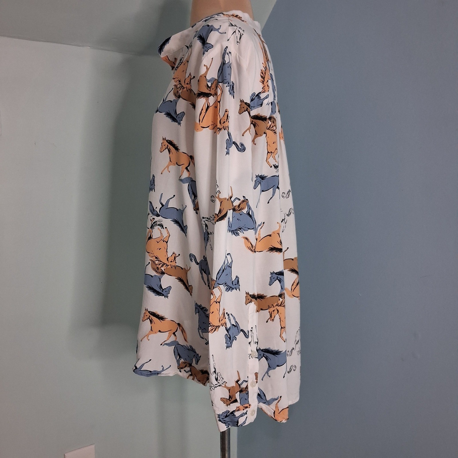 ModCloth Horse Print Blouse White Blue Tan Henley Long Sleeve Top Womens Medium