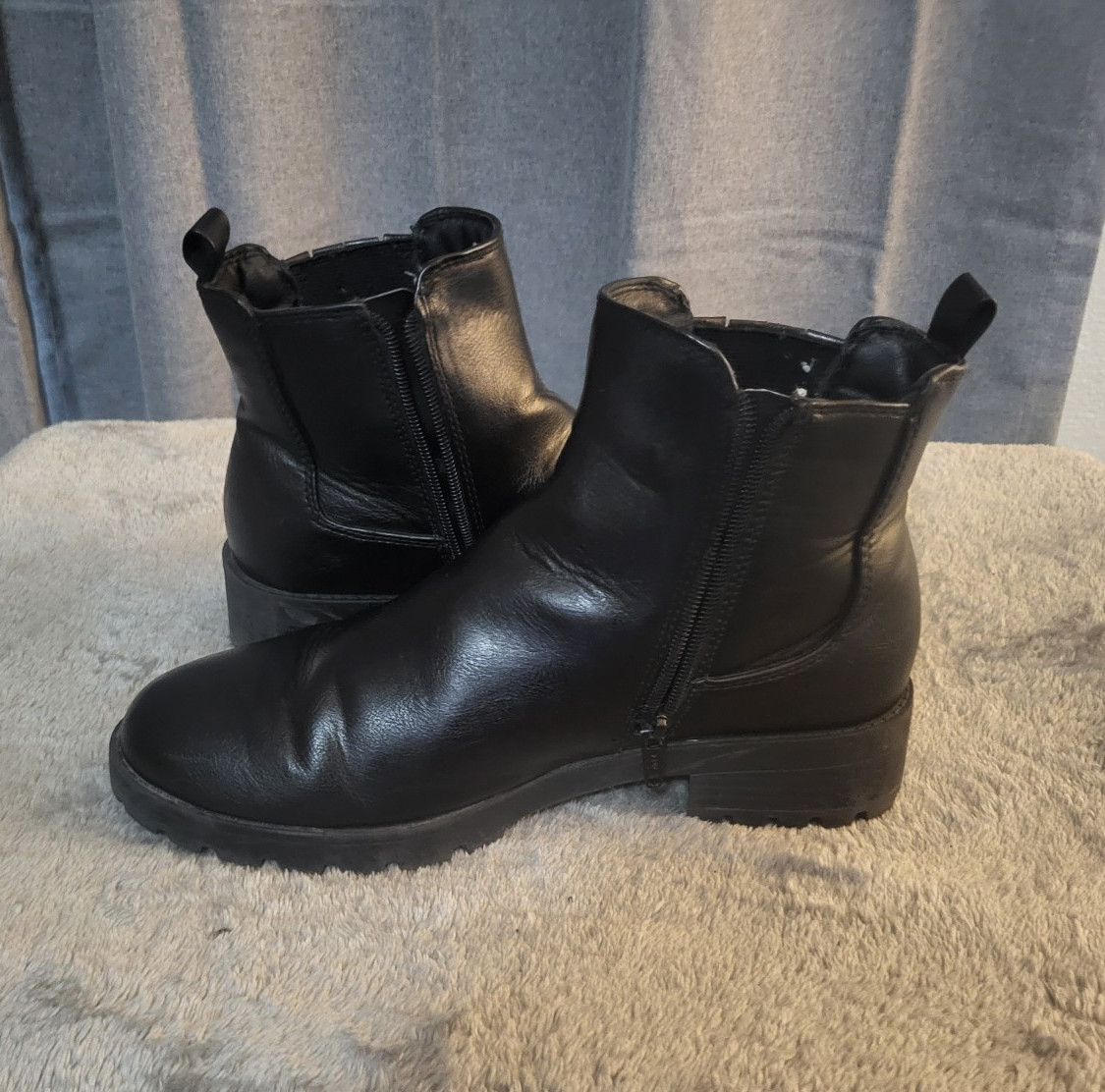 Women’s Black Ankle Bootie Boots Round Toe Side Zip Block Heel Faux Leather 9