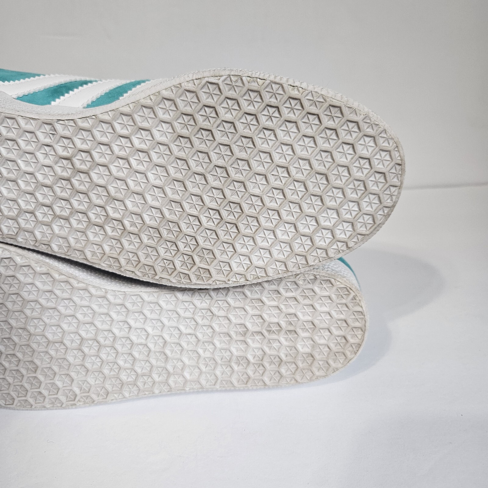 Adidas Gazelle Hi-Res Aqua and White Mens Size US 7 EU 40 EE5510