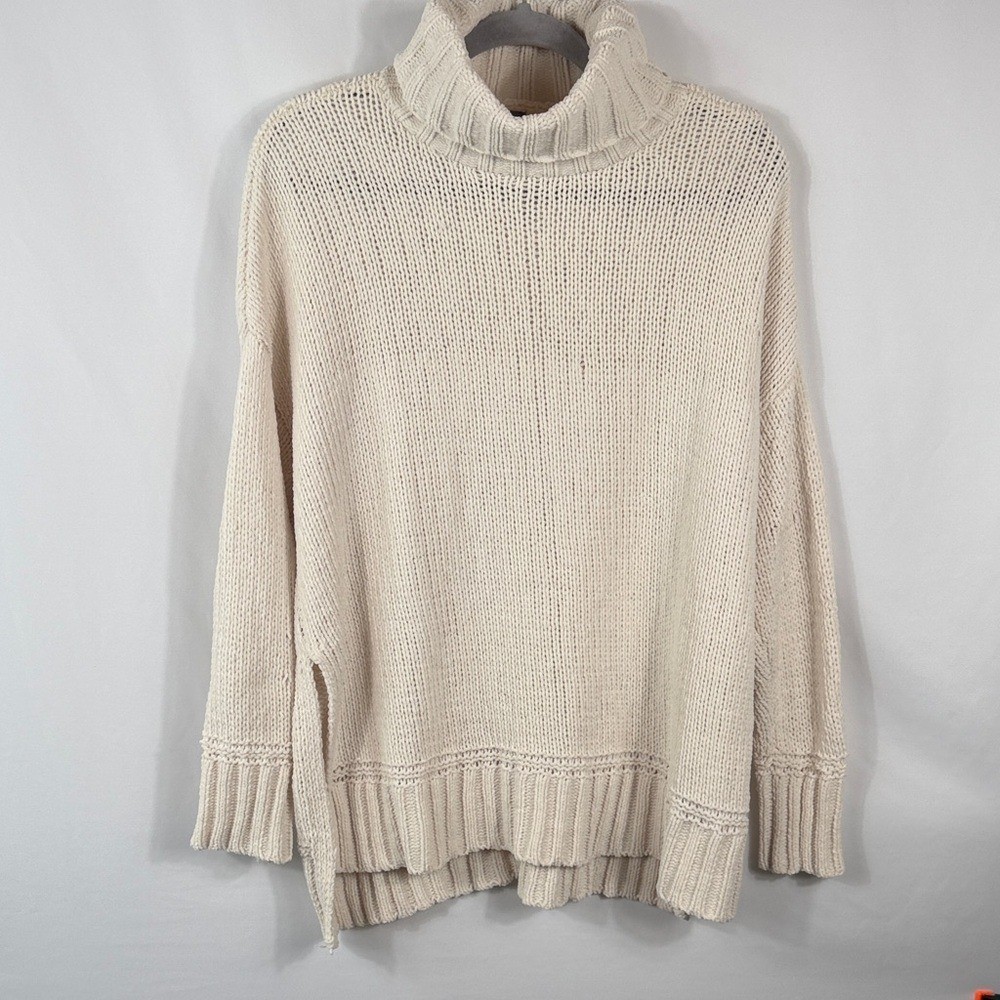 Aerie Cream Oversized Chunky Knit Turtleneck Sweater. Size S. Pulling Treads