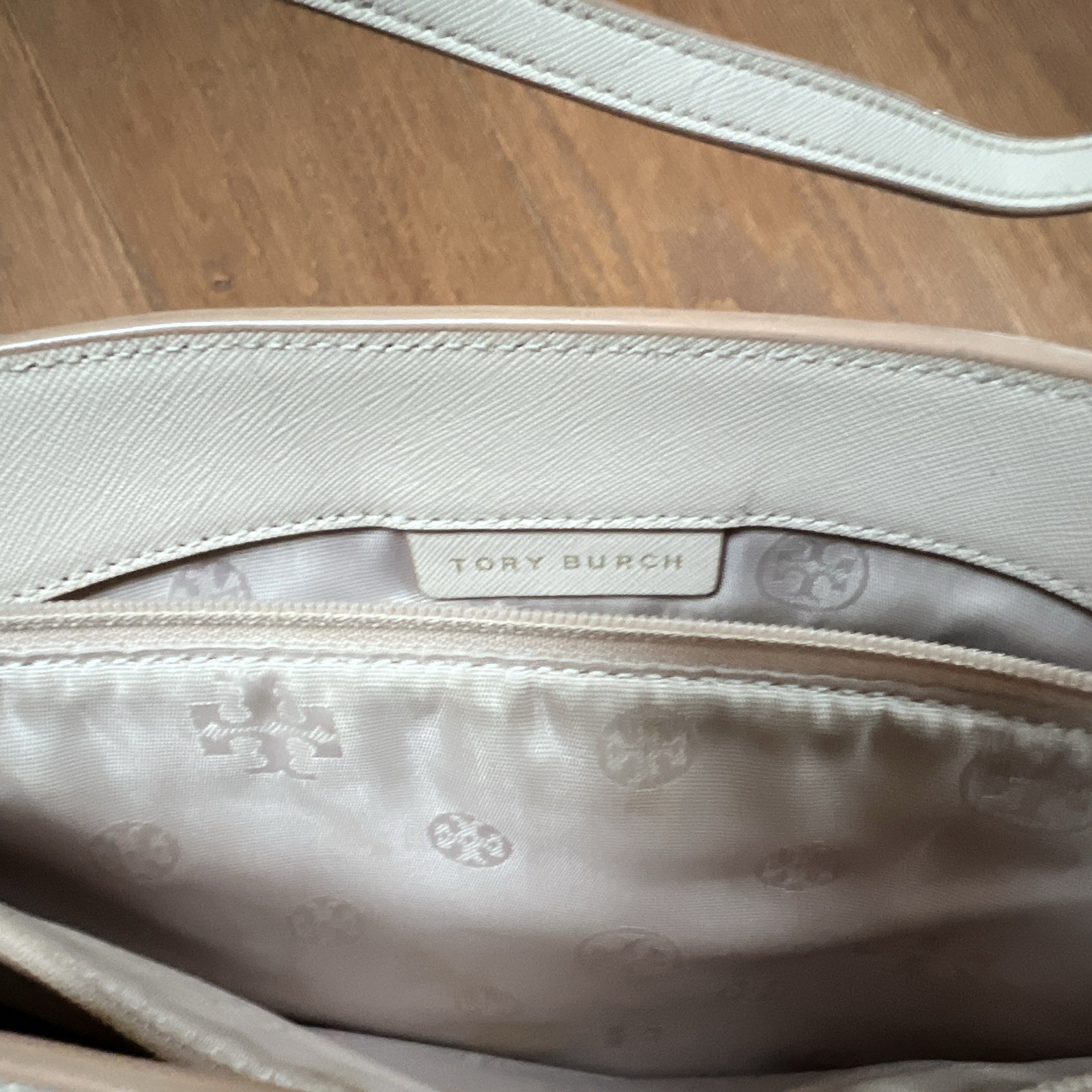 Tory Burch Beige Tote Bag Zip Closure, Inner Pockets, Logo, Gold Hardware