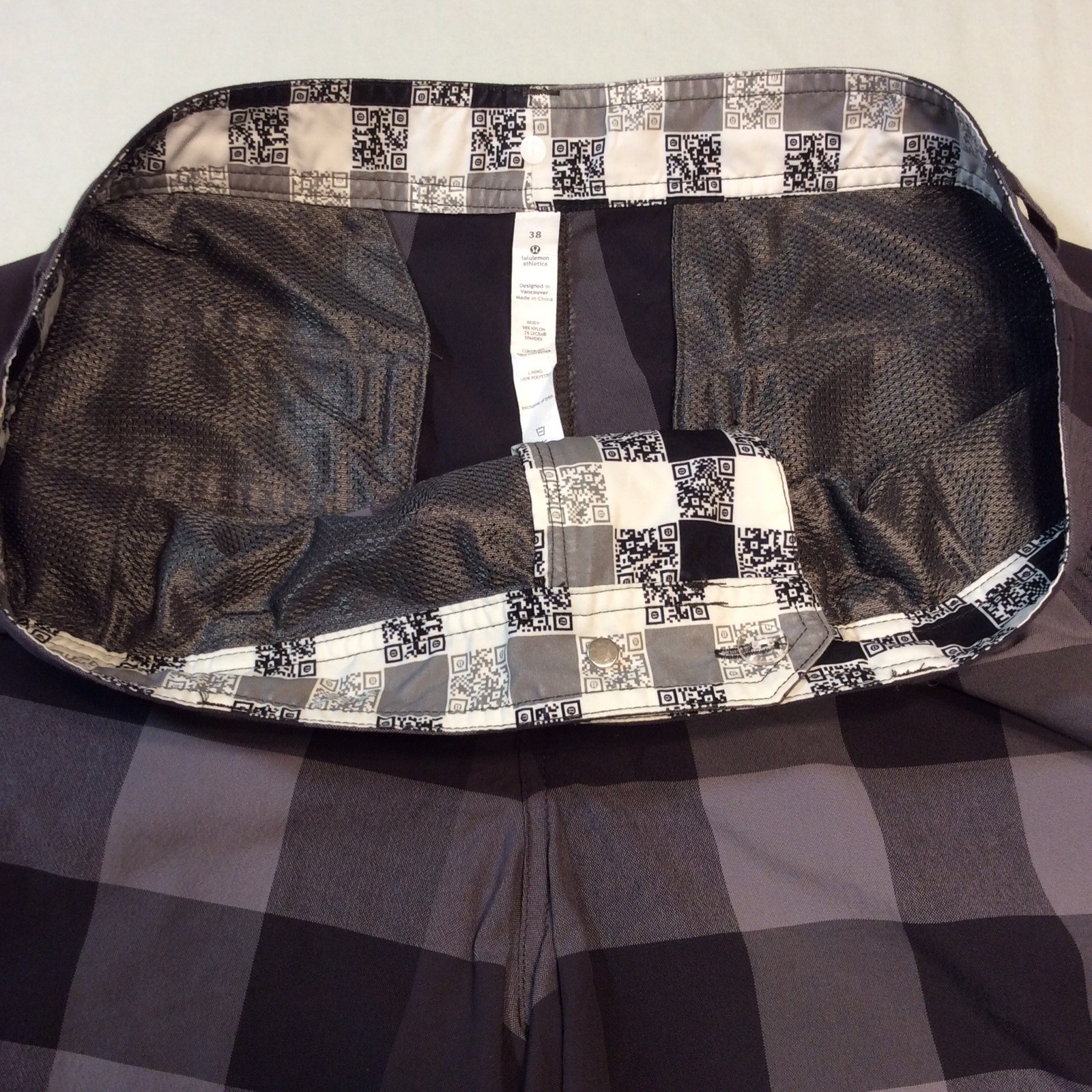 Lululemon Gray Black Plaid Flat Front Nylon/Span Kahuna? Casual Shorts Men’s 38