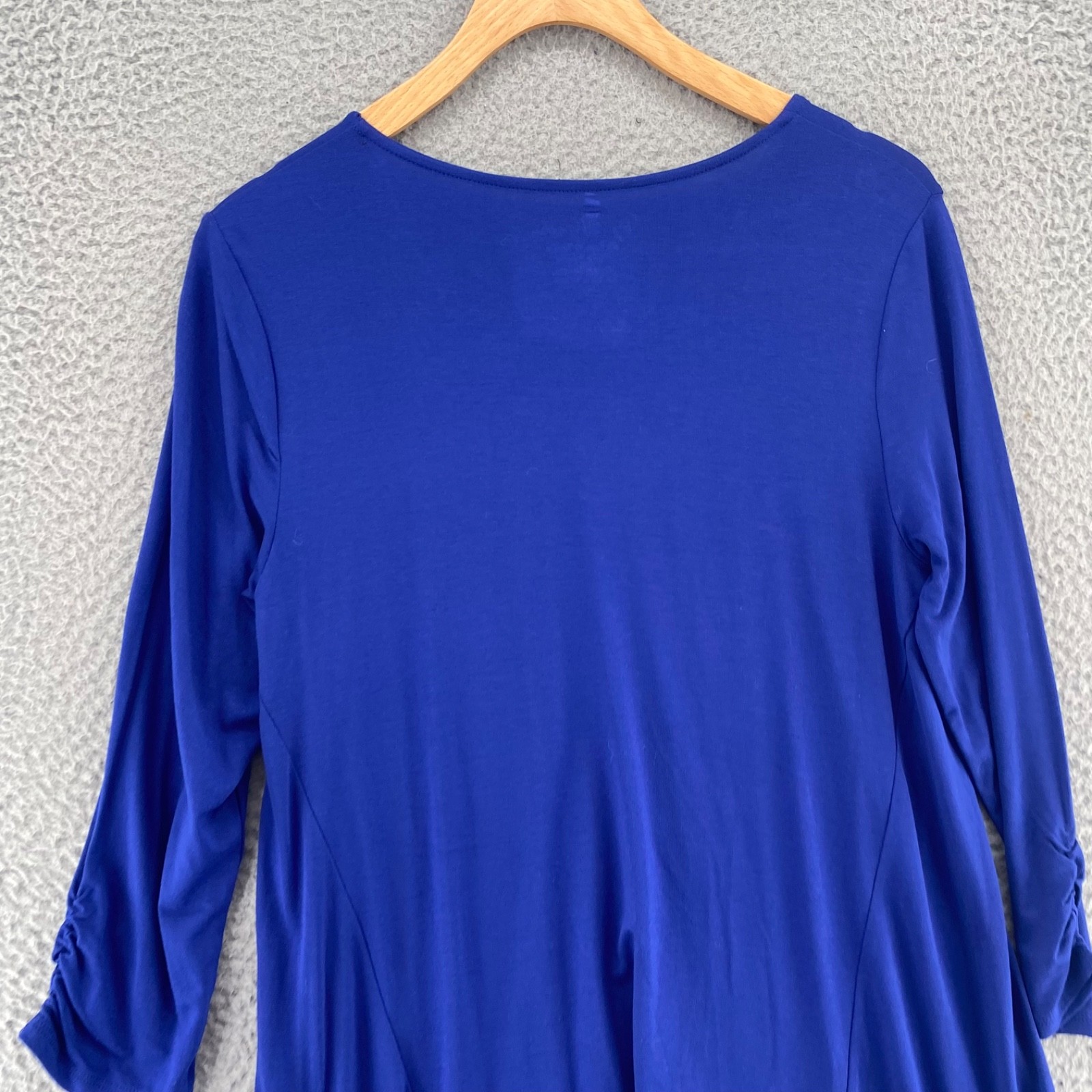 Chicos Top Womens 0 US Small Blue 3/4 Ruched Sleeve Stretch Knit Shark Bite Hem