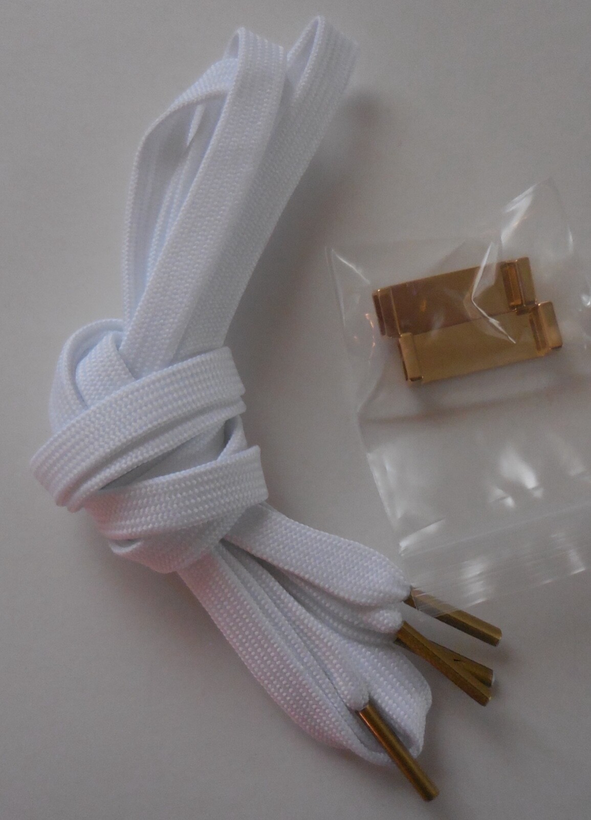 Nike NSW Worldwide Flat Laces 45″ inches & Shoelace Buckle Pack Met Gold/White
