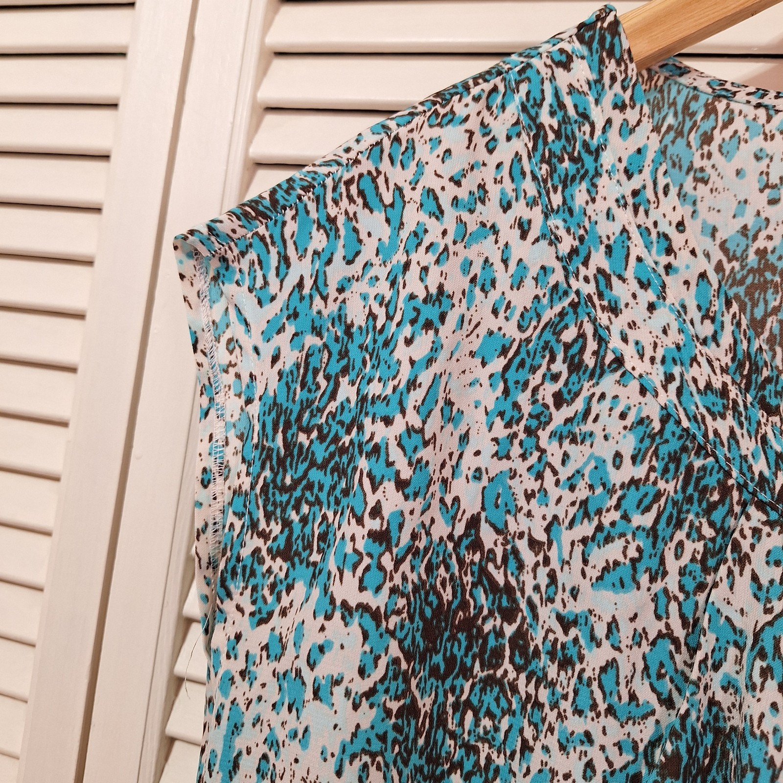 Southern Lady Womens Size M Cap Sleeve Pullover Top Blouse Blue Animal Print