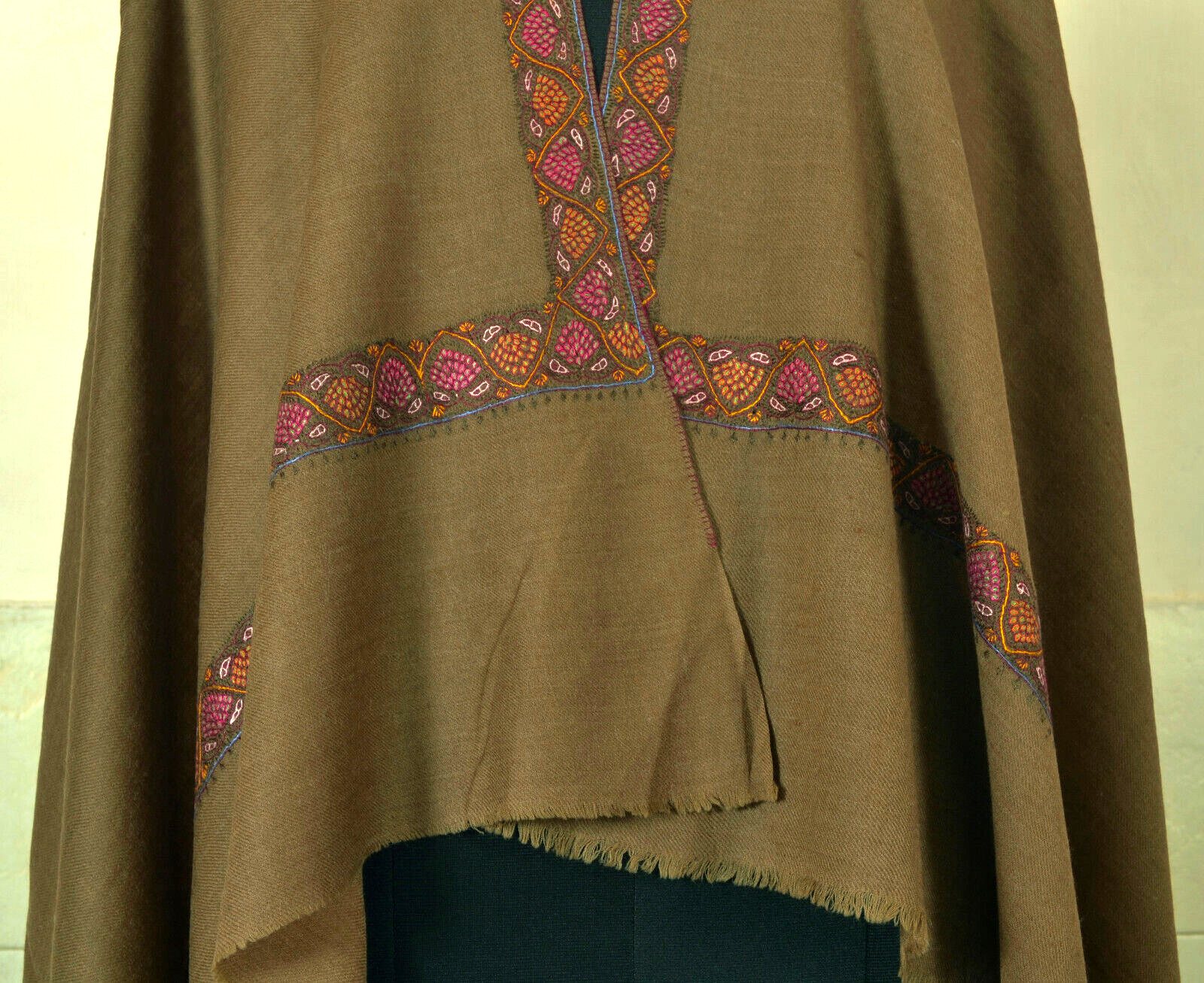 KASHMIRI HERITAGE INTRICATE BORDER EMBROIDERY DAUR SHAWL -100% CASHMERE PASHMINA