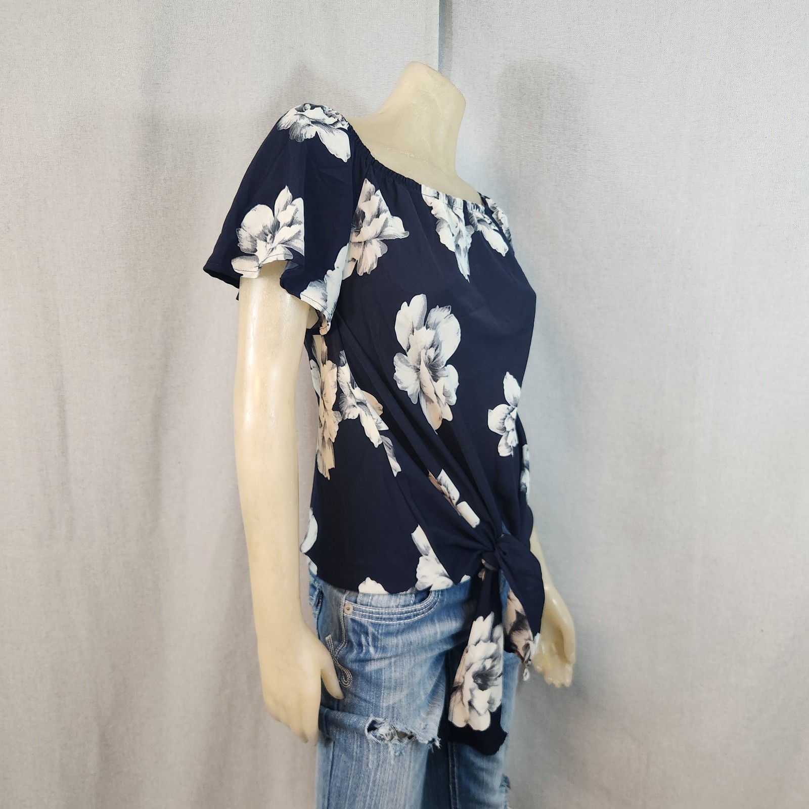 White Birch Navy Blue Floral Waist Tie Round Neck SS Blouse Top Shirt SMALL USA