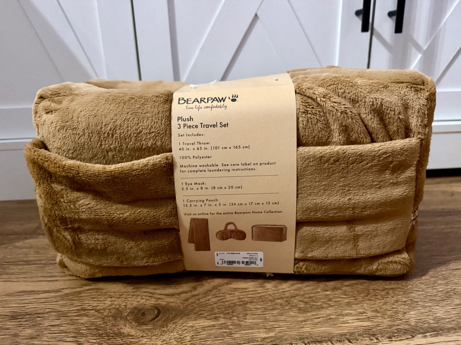 Perfect condition, BEARPAW Travel set, plush carrying case, throw and eye mask