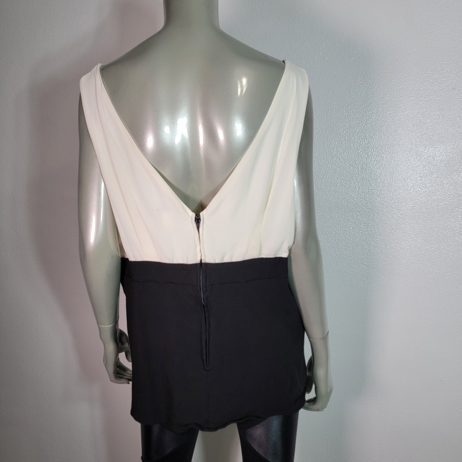 Torrid Top Plus Size 2X Zip Up Back Stretch V-Neck Sleeveless Pullover Black