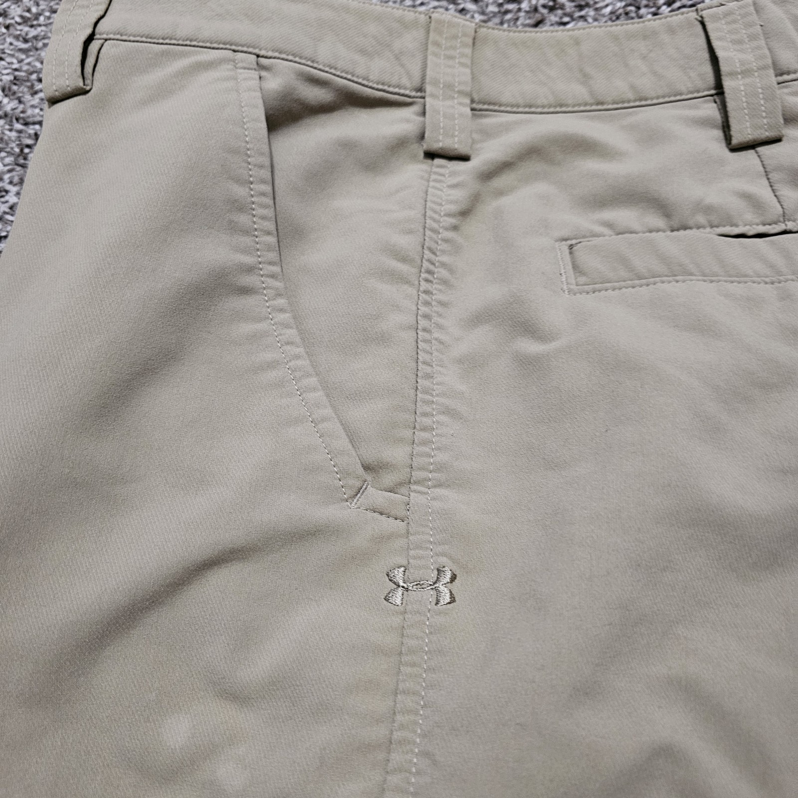 Under Armour Men’s Size 34 Golf Hiking Walking Shorts Beige Tan