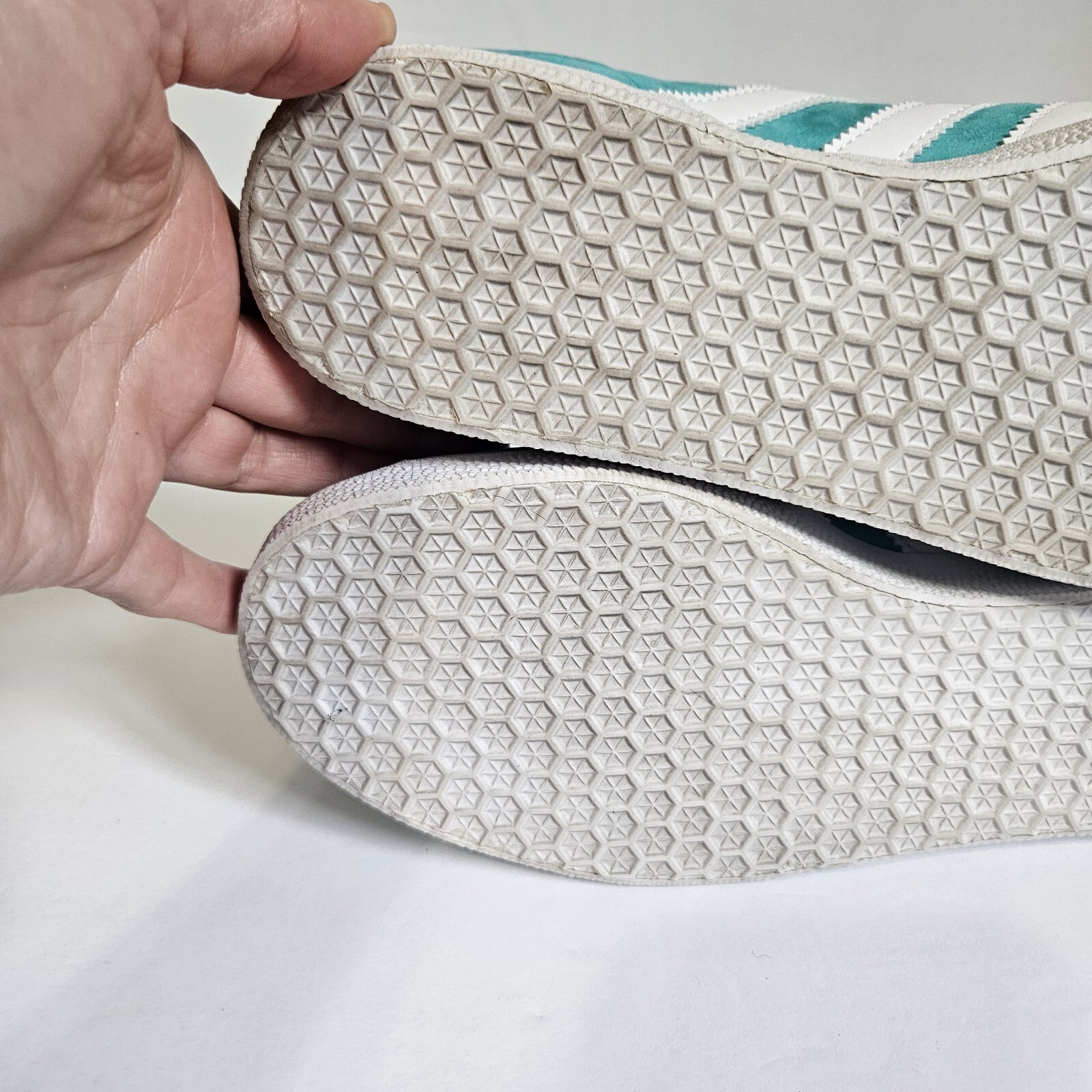 Adidas Gazelle Hi-Res Aqua and White Mens Size US 7 EU 40 EE5510