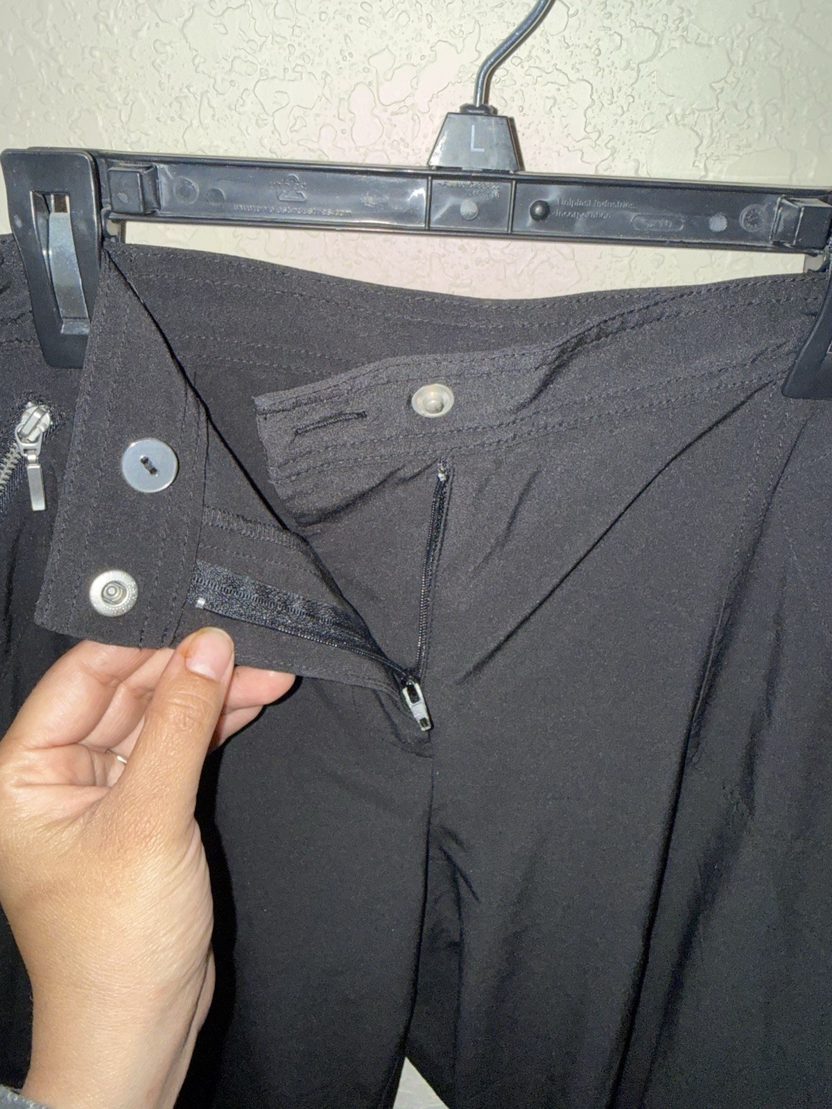 Zenergy by Chico’s Women’s Cargo Capris Size 1 Black Zip Pockets