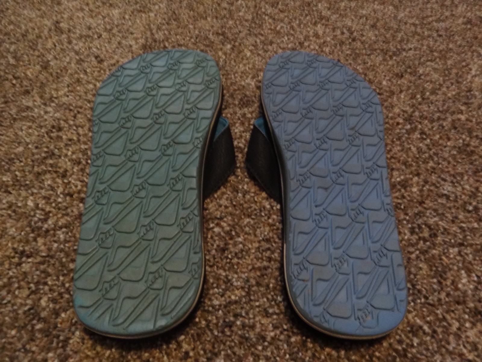 Reef Black & Blue Flip Flops Men’s Size 10 Bottle Opener style Sandals used
