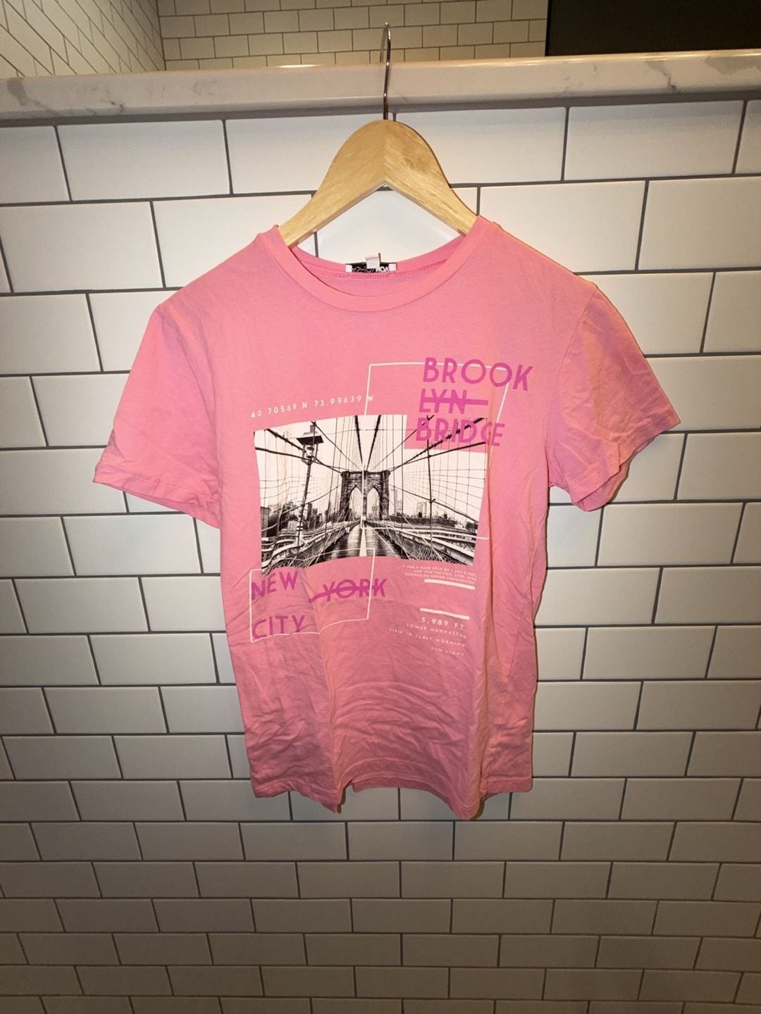 Fashion Nova Brooklyn Bridge Graphic Print T-Shirt in Pink